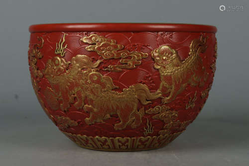 清乾隆矾红描金雕刻狮子绣球缸