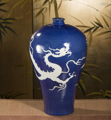 明 霽藍釉留白龍紋梅瓶