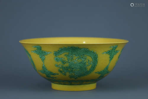 清康熙黄釉雕刻绿彩团龙纹碗