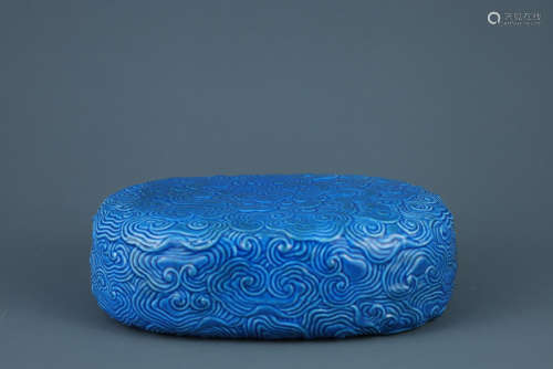 清乾隆孔雀蓝釉雕刻如意纹手枕