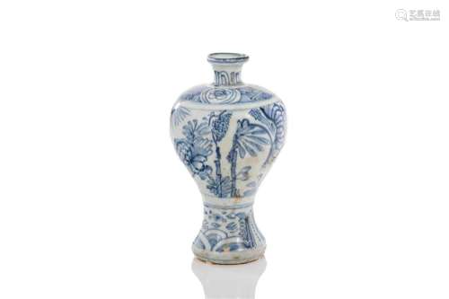 SMALL CHINESE BLUE & WHITE PORCELAIN MEIPING VASE
