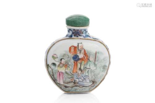 CHINESE FAMILLE ROSE PORCELAIN DOUCAI SNUFF BOTTLE