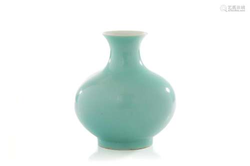 CHINESE TURQUOISE GLAZED PORCELAIN VASE