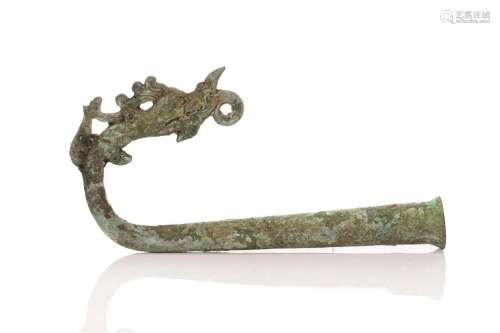 A CHINESE ARCHAIC DRAGON HEAD BRONZE HANDLE