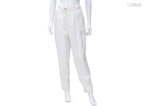 A white linen Chanel Boutique trousers. With a gold-coloured...