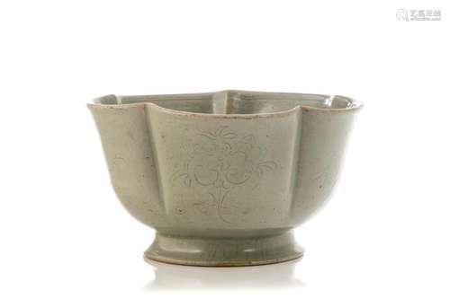 CHINESE YUE-TYPE CELADON LOBED PORCELAIN BOWL