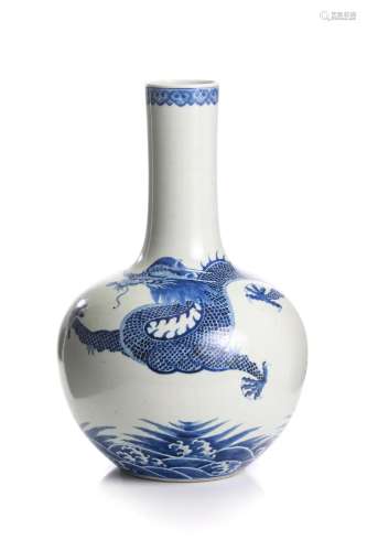 CHINESE BLUE & WHITE PORCELAIN DRAGON BOTTLE VASE