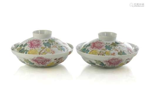 PAIR OF CHINESE FAMILLE ROSE COVERED DISHES