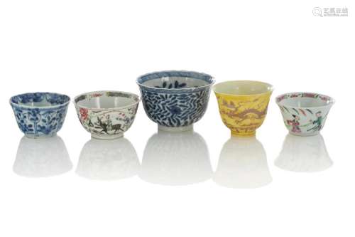 A SET OF FIVE CHINESE PORCELAIN TEA CUPS