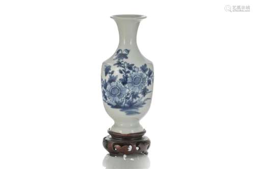 SMALL CHINESE BLUE AND WHITE VASE