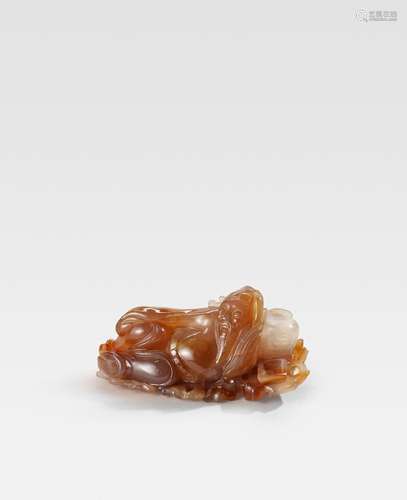 AN AGATE CARVED FIGURE OF 'DRUNK LI BAI'  17th century  (2)