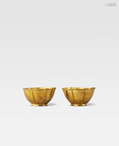 A PAIR OF GOLD OCTAGONAL LOBED CUPS Ming Dynasty  (3)