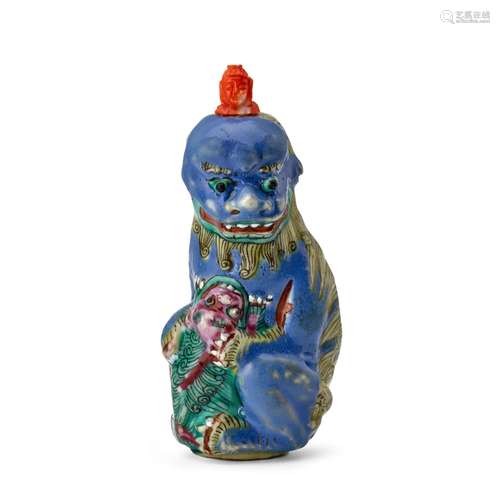 AN ENAMELED PORCELAIN 'LION AND CUB'' SNUFF BOTT...