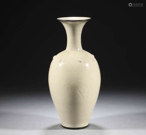 中國古代，白瓷暗刻花卉紋瓶