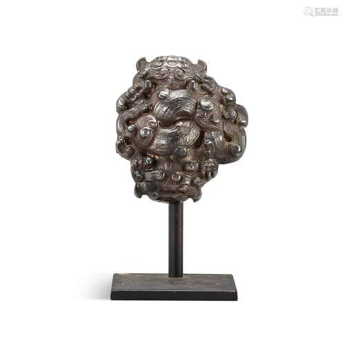 A silvered bronze 'dragon' fitting, Eastern Zhou dyn...