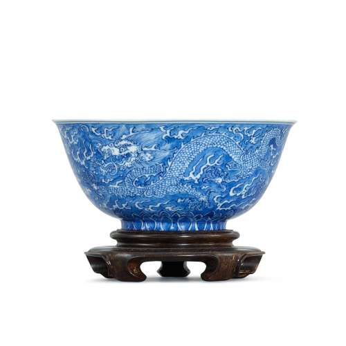 A blue and white 'dragon' bowl, Mark and period of K...