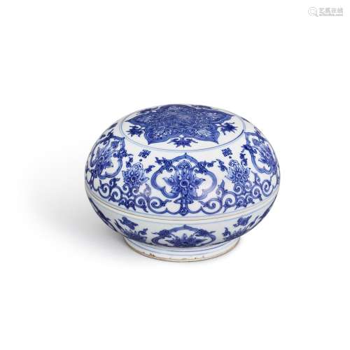 A blue and white ‘longevity’ box and cover, 17th century 十七...