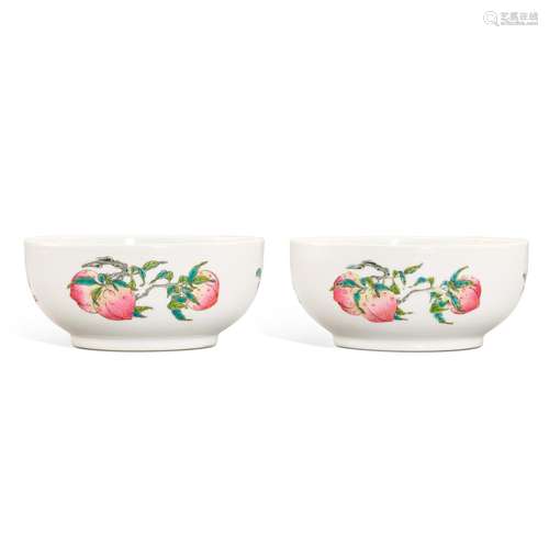 A pair of famille-rose 'sanduo' bowls, 20th century ...