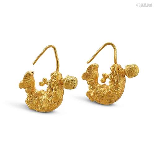 A pair of gold makara earrings, Liao dynasty 遼 金魚龍紋耳環...