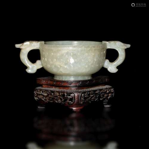 明代 玉雕龍耳把杯（附木座）A Chinese jade cup with carved chil...