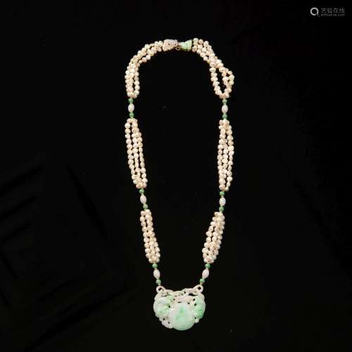 十九世紀 珍珠翡翠項鏈A Chinese necklace with pearls and jade...