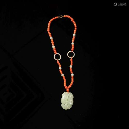 民國 珊瑚玉墜項鏈A Chinese necklace with coral and a jade to...