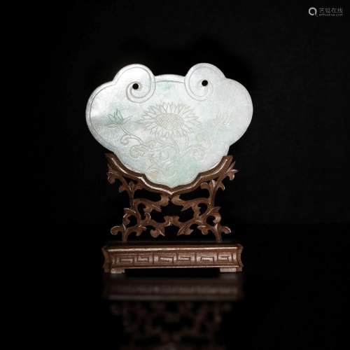 十九世紀 翡翠鎖片（附木座）A Chinese jadeite plaque,19th centu...