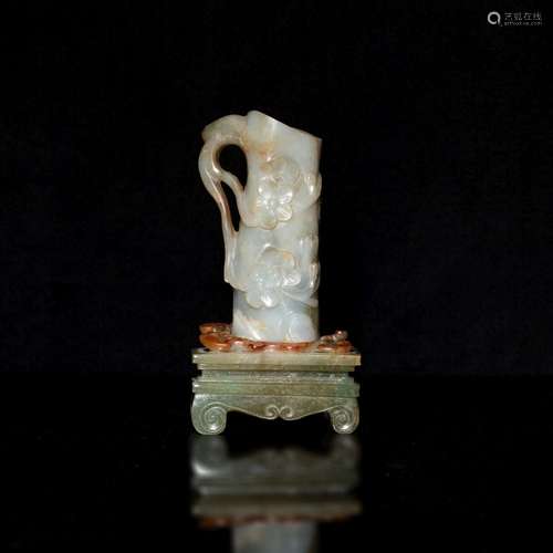 十九世紀 翡翠雕梅樁花插A Chinese carved jadeite plum blossom...