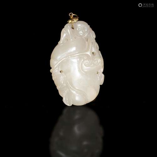 十九世紀 玉雕猴子瓜果掛墜A Chinese carved melon-form jade pe...