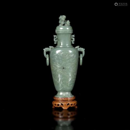 二十世紀早 青玉雕雲龍紋蓋瓶A Chinese carved celadon jade lid...