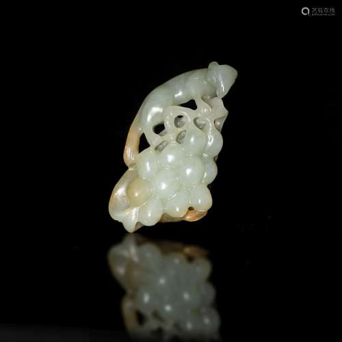 十九世紀 玉雕松鼠葡萄掛墜A Chinese carved jade pendant with ...