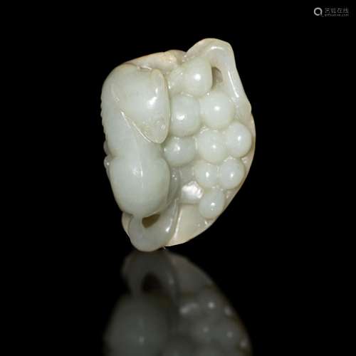 十九世紀 玉雕松鼠葡萄掛墜A Chinese carved jade pendant with ...