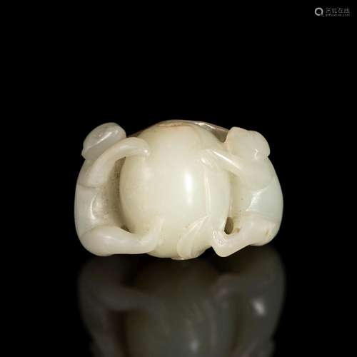 十九世紀 玉雕雙猴捧桃A Chinese carved jade with a peach and ...