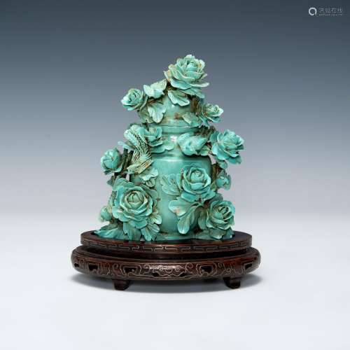 綠松石花卉蓋瓶A Chinese carved turquoise lidded vase,