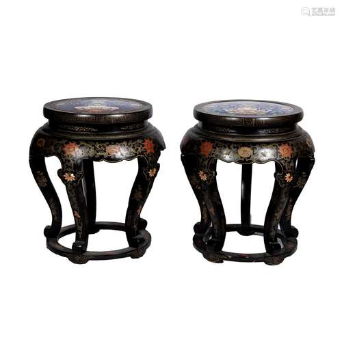 二十世紀早 大漆彩繪鑲景泰藍圓凳一對A pair of Chinese lacquer...