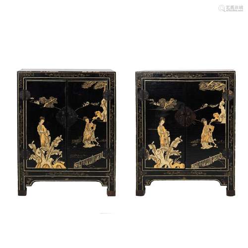 二十世紀早 大漆描金人物櫃一對A pair of Chinese gilt-lacquer ...