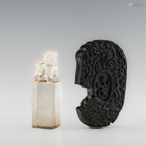 十九世紀 墨及水晶印章兩件A Chinese ink stick and a seal,19th...