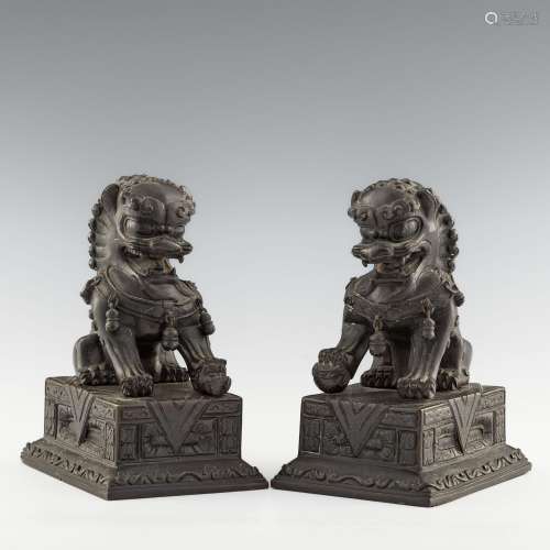 十八/十九世紀 銅獅一對A pair of Chinese bronze guardian lion...