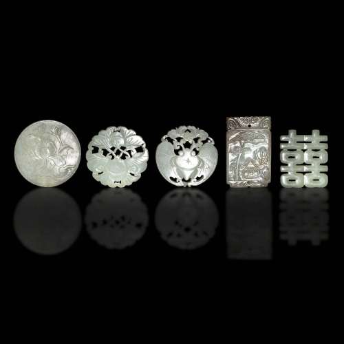十九世紀 各式玉佩五件Five assorted Chinese jade pendants， 19...