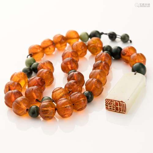 十九世紀 琥珀項鏈掛玉印A Chinese amber necklace with a jade ...