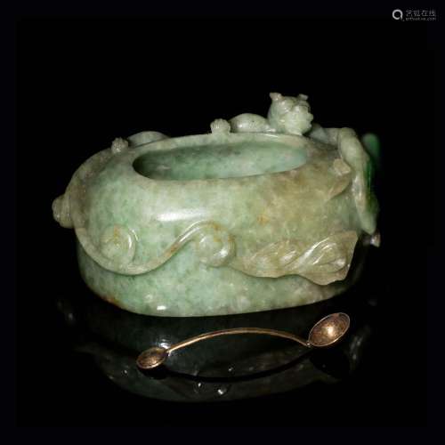 十九世紀 翡翠雕螭龍水盂（附勺）A Chinese carved jadeite chilon...