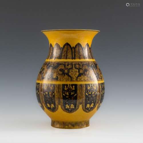 十九世紀 黃釉墨彩饕餮紋尊A Chinese yellow-ground vase with b...