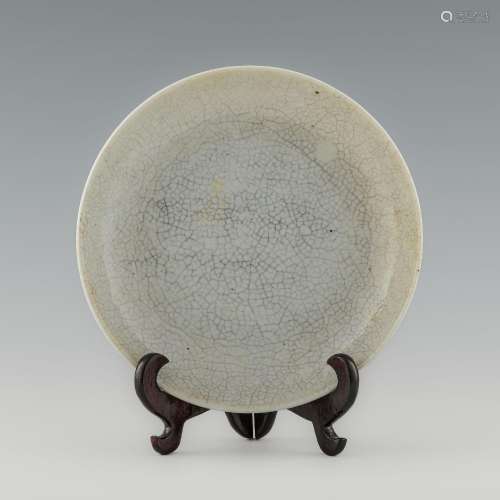 十八世紀 哥釉盤A Chinese ge-glazed plate， 18th century