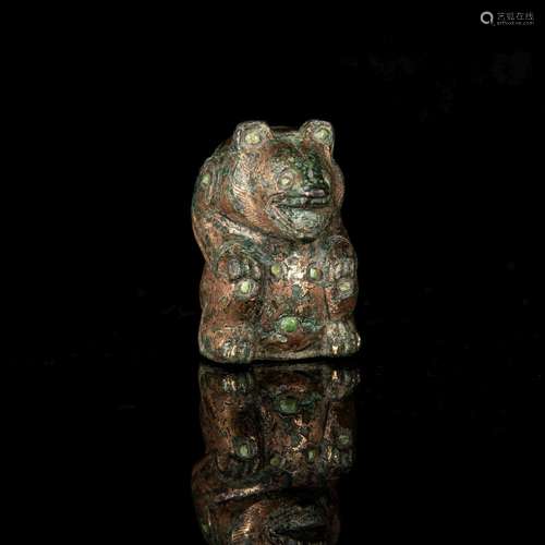 汉代 铜鎏金熊形镇A Chinese gilt-bronze bear， Han dynasty