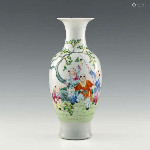 民國 粉彩嬰戲瓶A Chinese famille rose vase with scene of chi...