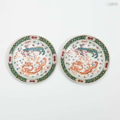 清光緒 粉彩龍鳳紋盤一對A pair of Chinese famille rose plates...