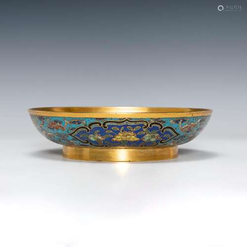 清乾隆 掐絲琺瑯雲蝠紋盤A Chinese cloisonne plate， Qianlong p...