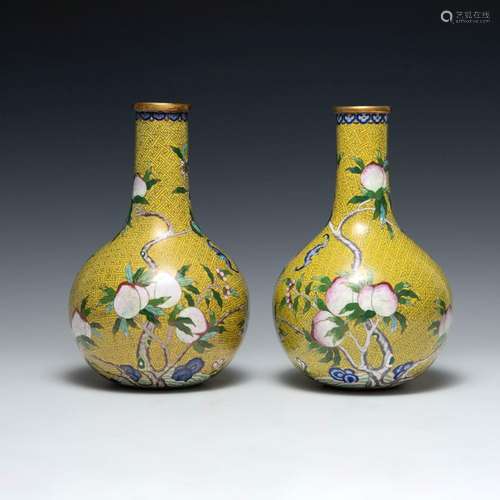 十九世紀 銅胎掐絲琺瑯九桃天球瓶一對A pair of Chinese cloison...