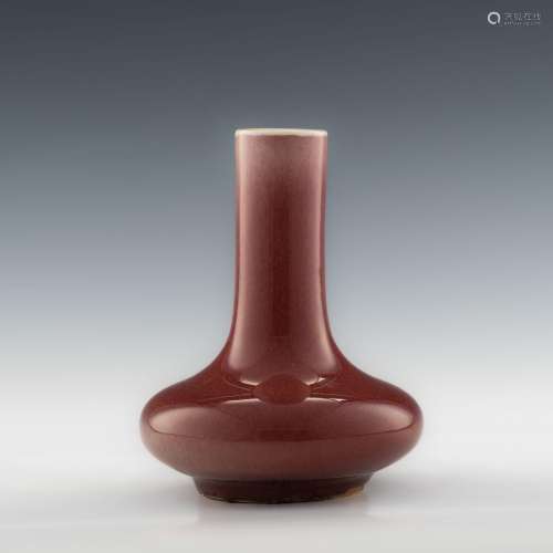 十九世紀 紅釉長頸瓶A Chinese red-glazed vase， 19th century