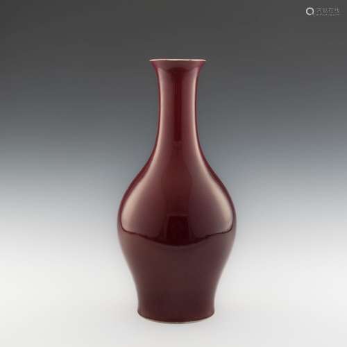 十八世紀 祭紅長頸瓶A Chinese sacrificial red-glaze vase， 18t...